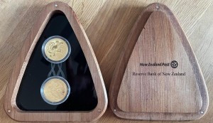 1 oz Gold Proof ( 2 X 1/2 oz ) New Zealand : Proof Set Maui and the Goddess of Fire inkl. Holzbox / COA - max 150 Stk
